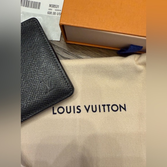 Authentic Louis Vuitton multiple wallet in Taiga Noir w/ receipt, jacket, & box - Picture 4 of 11